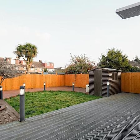 Beautiful 4 Bed Immaculate Condition Refurbished Property Romford Esterno foto