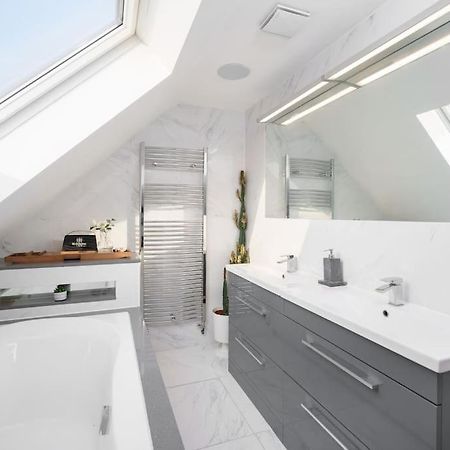 Beautiful 4 Bed Immaculate Condition Refurbished Property Romford Esterno foto