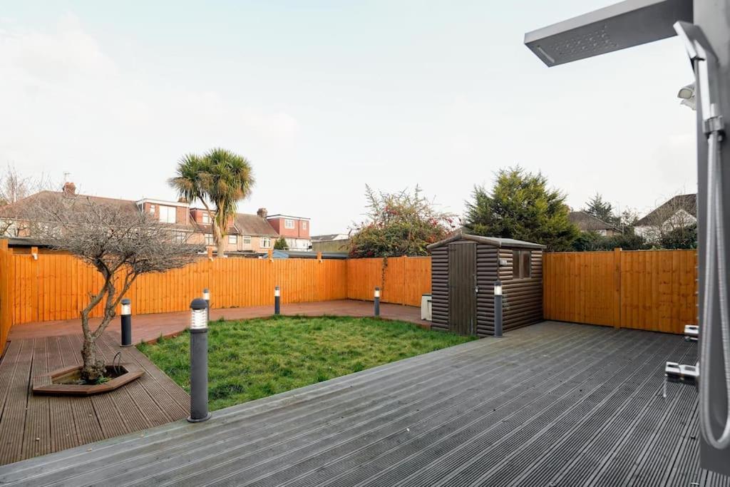 Beautiful 4 Bed Immaculate Condition Refurbished Property Romford Esterno foto