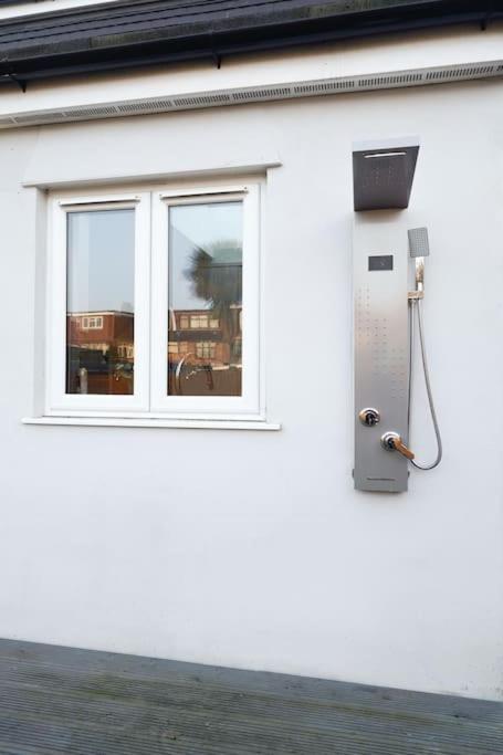 Beautiful 4 Bed Immaculate Condition Refurbished Property Romford Esterno foto