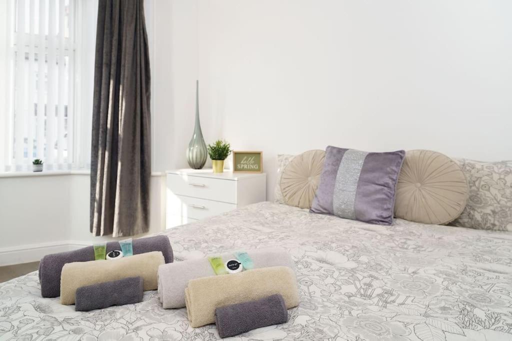Beautiful 4 Bed Immaculate Condition Refurbished Property Romford Esterno foto