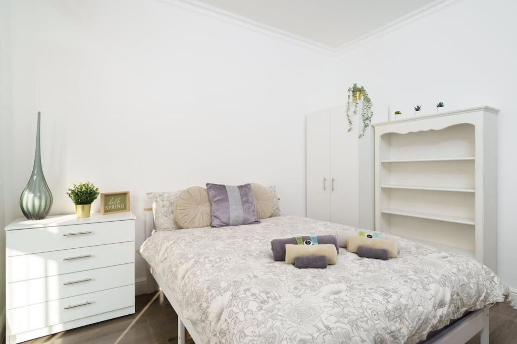 Beautiful 4 Bed Immaculate Condition Refurbished Property Romford Esterno foto