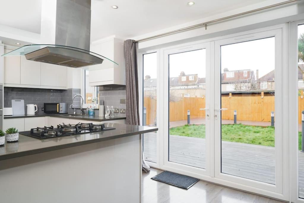 Beautiful 4 Bed Immaculate Condition Refurbished Property Romford Esterno foto