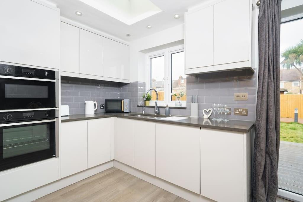 Beautiful 4 Bed Immaculate Condition Refurbished Property Romford Esterno foto