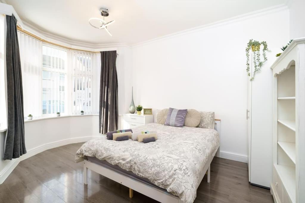Beautiful 4 Bed Immaculate Condition Refurbished Property Romford Esterno foto