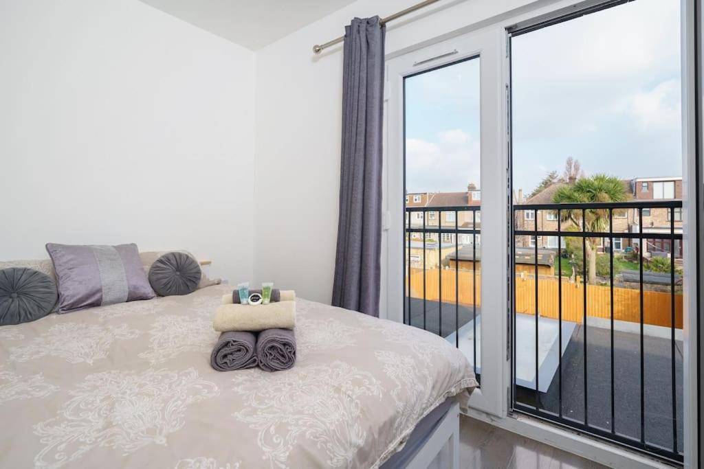 Beautiful 4 Bed Immaculate Condition Refurbished Property Romford Esterno foto