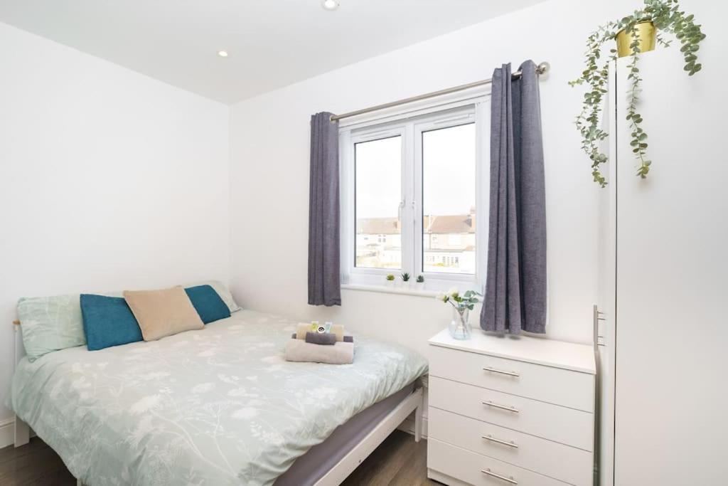 Beautiful 4 Bed Immaculate Condition Refurbished Property Romford Esterno foto