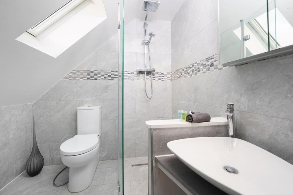 Beautiful 4 Bed Immaculate Condition Refurbished Property Romford Esterno foto