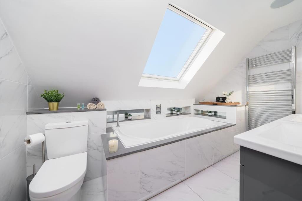 Beautiful 4 Bed Immaculate Condition Refurbished Property Romford Esterno foto