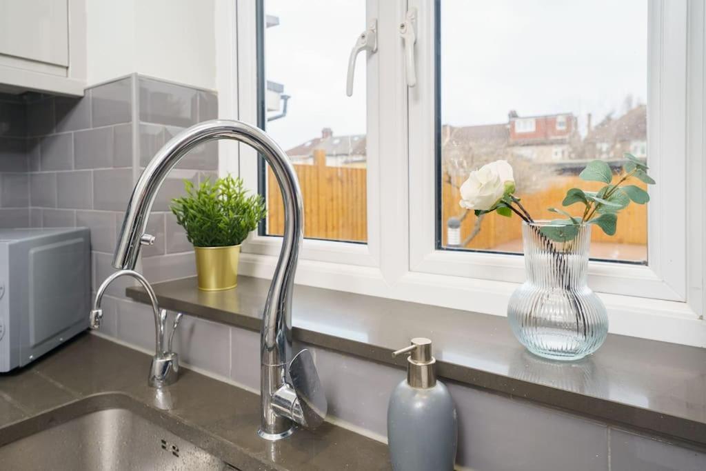 Beautiful 4 Bed Immaculate Condition Refurbished Property Romford Esterno foto