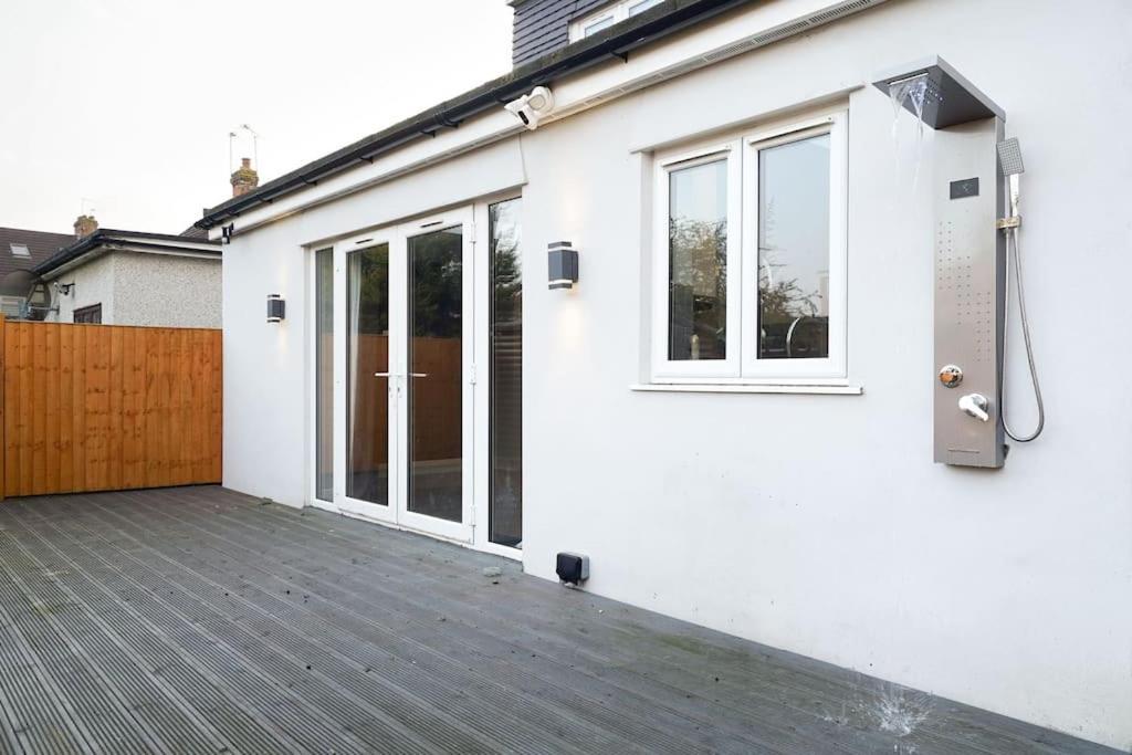 Beautiful 4 Bed Immaculate Condition Refurbished Property Romford Esterno foto