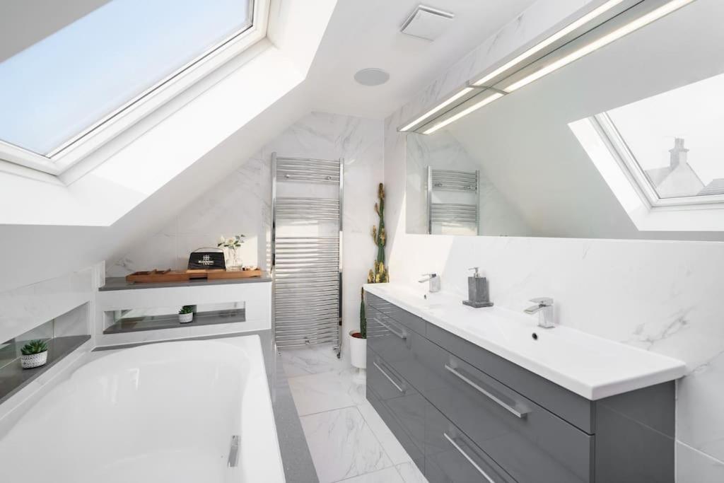 Beautiful 4 Bed Immaculate Condition Refurbished Property Romford Esterno foto
